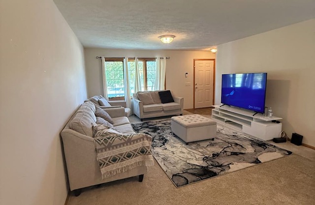 Nice 3-bedroom house located in beautiful neighborhood