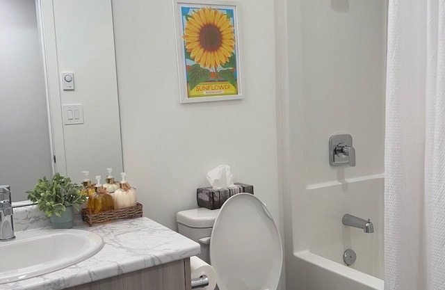 Spacious Private Entire 1-Bedroom Apt near Airport and Buchart Garden in Saanich