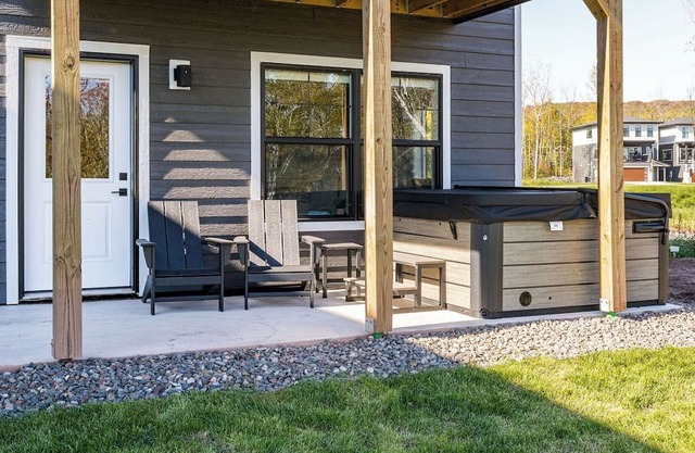 RiverWest Northern Retreat - Hot Tub - Sauna - Dogs Allowed