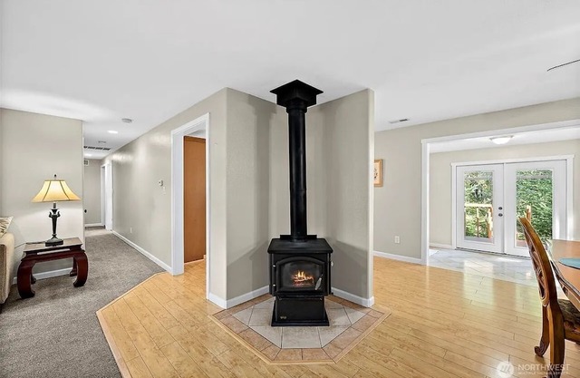 4-Bedroom House. 6 person Hot Tub. Fully Fenced & Pet Friendly yard w/Koi pond