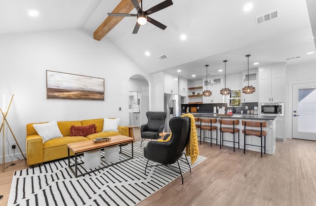 Modern Getaway | Walk to Beaver Lake + Hot Tub