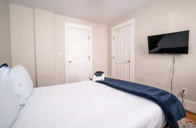 Walk to Downtown Salem w/Pac-Man & Free Parking!