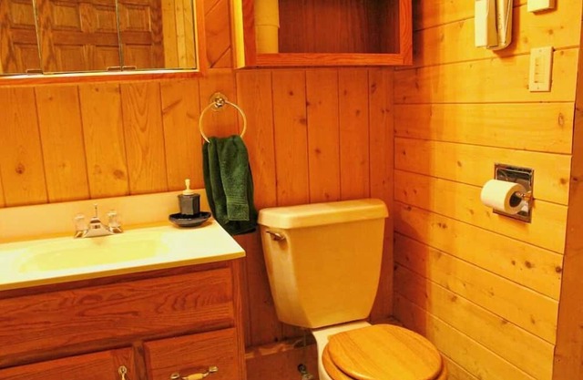 SR/SL Two Lakefront Homes w/Sauna, Decks, Sleeps 16 – Perfect for Families