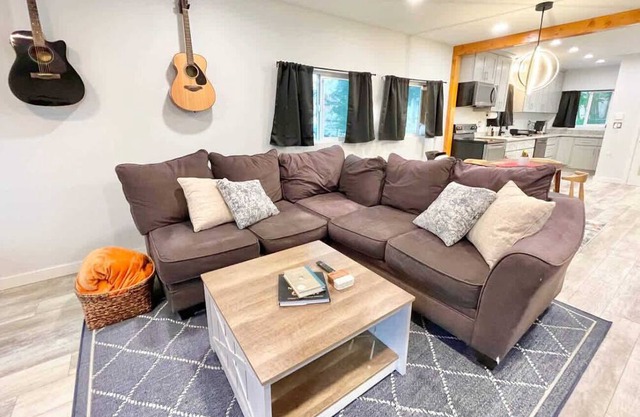 Cozy 2BR Upper Unit Near Airport & Seattle DT