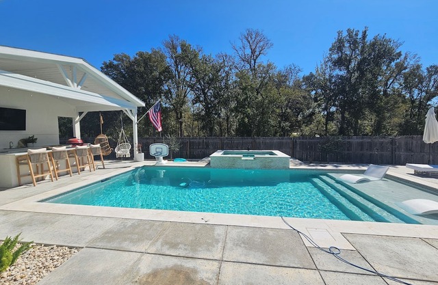5-bedroom house in lovely New Braunfels with pool/spa and outdoor kitchen