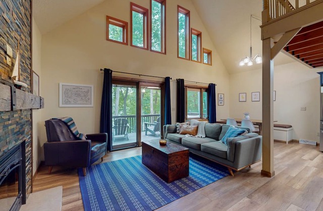 Year-round Northwoods retreat on quiet lake near Minocqua