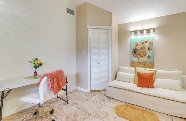 Shop & Explore: Duplex Unit 8 Mi to NRG Stadium!