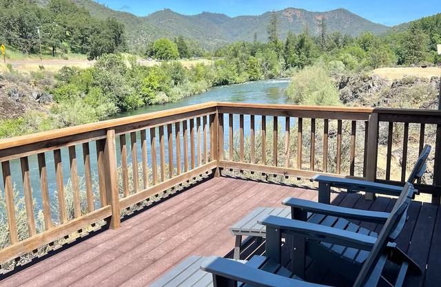 Riverside Lodging on the Rogue River in Gold Hill Oregon at the Osprey's Landing