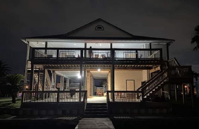 Sunset Vibes and Waterfront Tides - 4 bedroom waterfront house