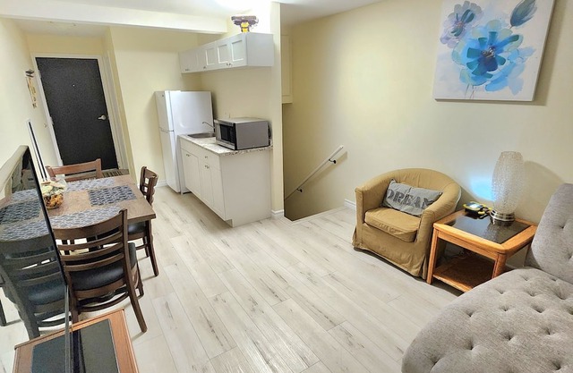 Big 1 Bedroom Plus Den In Arthur - 3 Beds