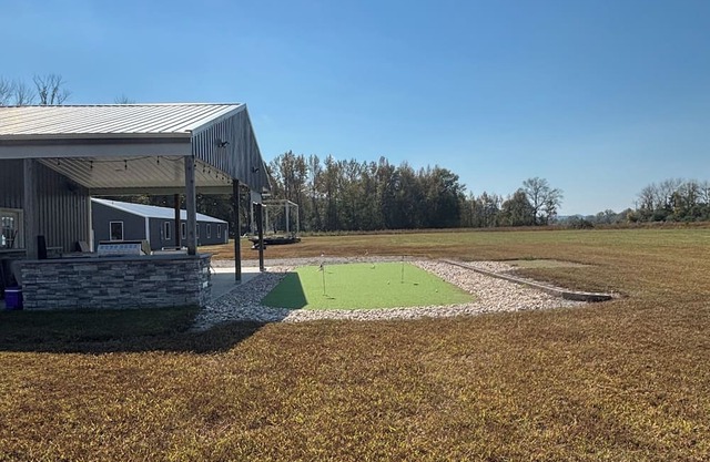 2-bedroom house with putting green in Celina