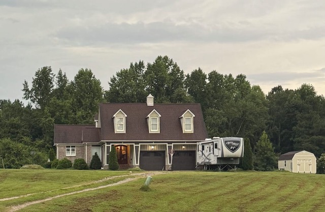 4-bedroom house in lovely Coats with fitness room, AC, hot tub, outdoor patio.