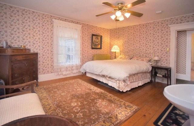 Rose room Victorian home queen bed private bath
