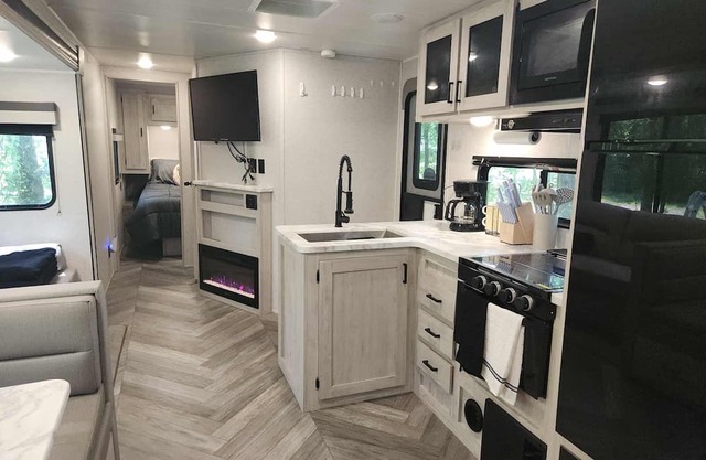 Charming 2BR RV w/AC, Near Lakes & Parks — Perfect for Families