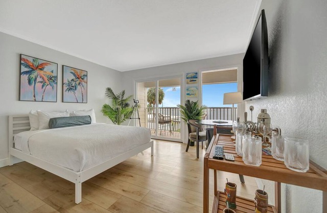 Palm Court, a Bayview 2 Bed Suite, & Heated Pool!