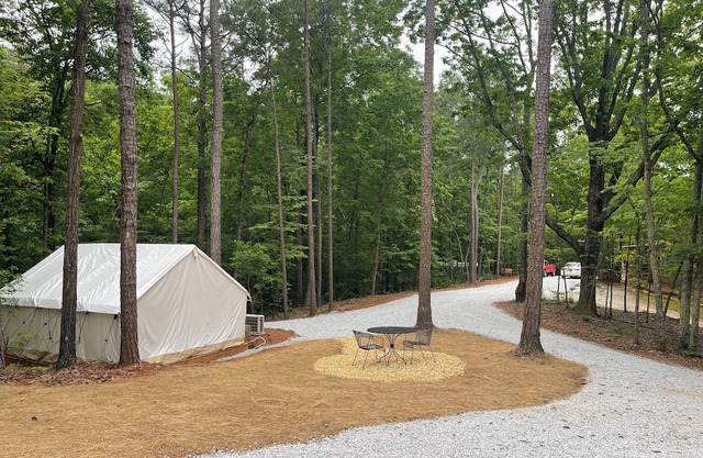 Charming campground, glamping tent with AC and heat in lovely Lineville.