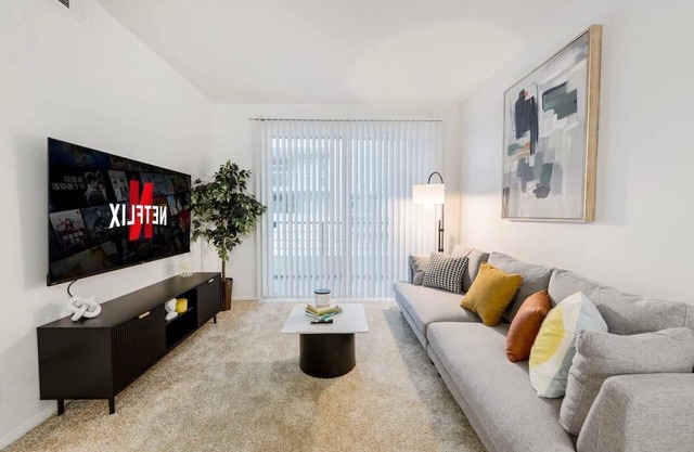 Sunny & Comfortable 1BR Retreat by Marina with Free Parking