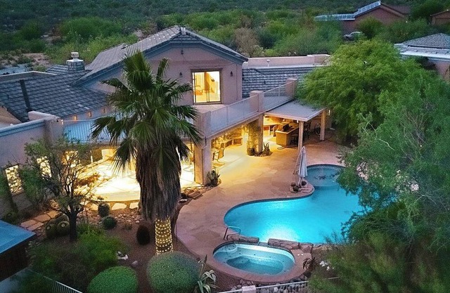 The Lazy A Retreat with pool and spa just of the Loop