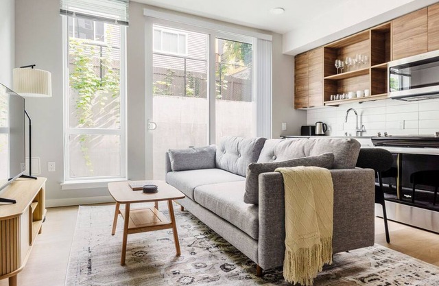 Blueground | West Queen Anne, balcony, nr Kerry Park