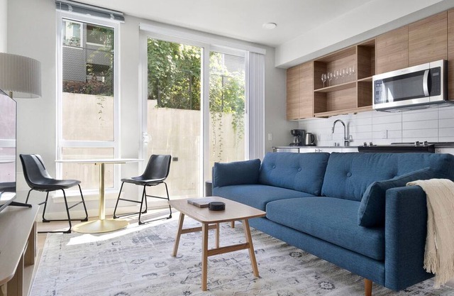 Blueground | West Queen Anne, balcony, nr Kerry Park