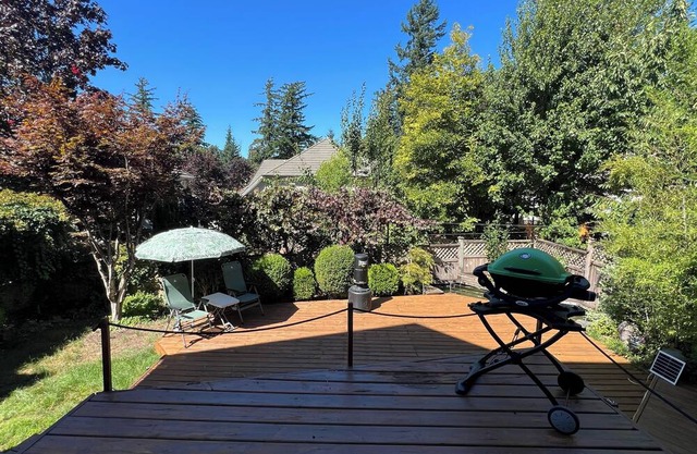 Bright Family Getaway – Steps to Golf, Close to Shops