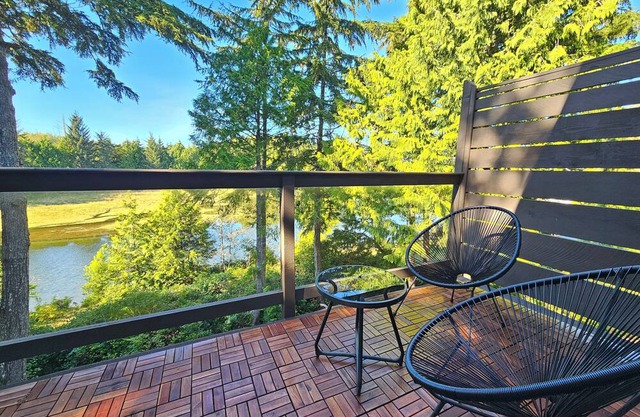 Views of Spring Cove! Rainforest Loft | Hyphocus Inn