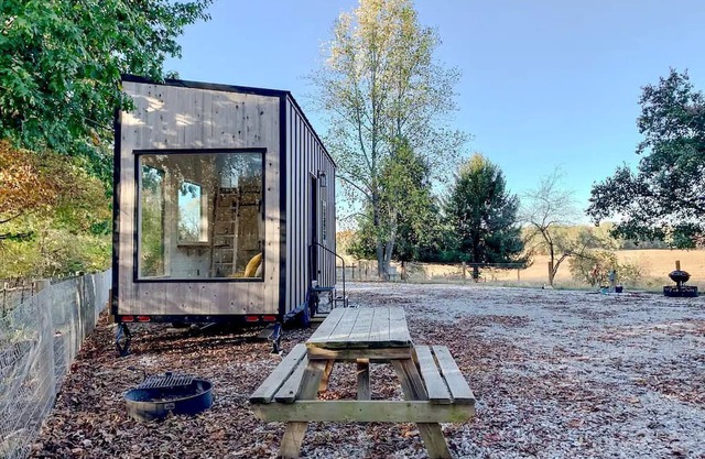 Cozy Tiny House on a Farm in Fredericksburg, Indiana - Perfect Romantic Glamping Destination