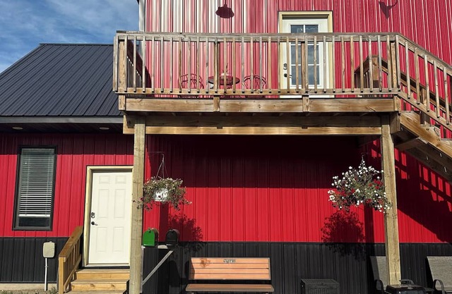 Lovely 2-bedroom apartment with AC in Thief River Falls overlooking the river.
