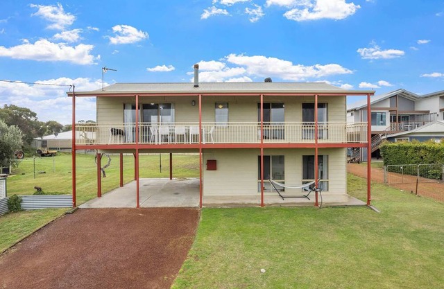 Spacious Beach Retreat 4BR, 2BA Coastal Escape in Binningup