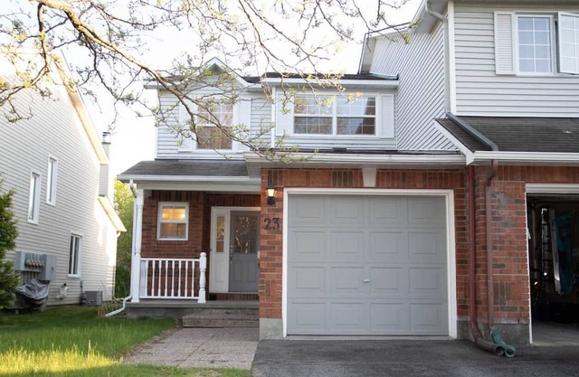 Cozy SubUrban Retreat Ideal for Family & Young Professionals in Kanata Lakes