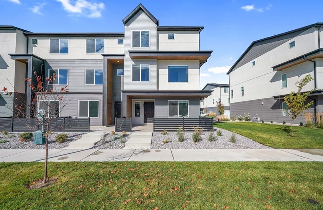 New townhome, quick freeway & public trans. access, swimming and pickleball.