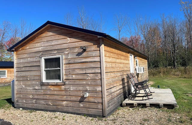 Charming cabin with AC in Brushton
