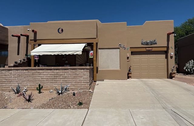 Cozy 891 sq ft, 2 bed 2 bath Santa Fe style Green Valley town home.