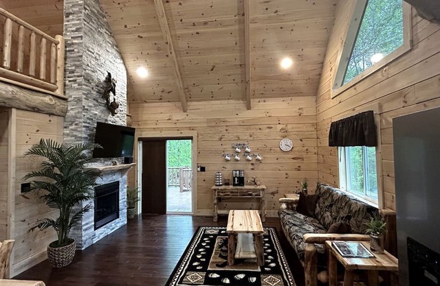 Incredible Cabin with Fireplace and Hot-tub in Campbellsville, Kentucky