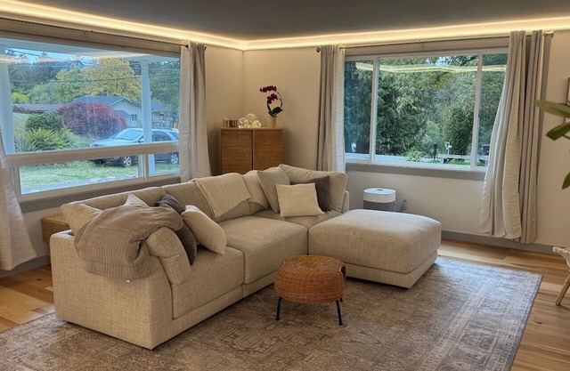 Delightful 5-bedroom Modern house in Burien 15 mins to Everything w/ EV Charger