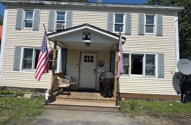 Rustic 4-bedroom house in university town of Northfield. Centrally located.
