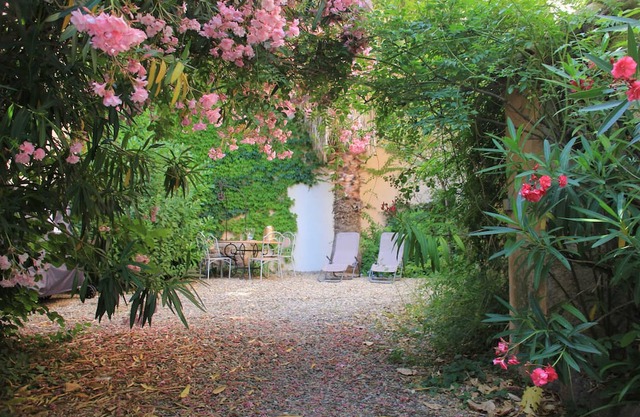 Large Art Nouveau house between sea and garrigue, charm and leisure in the heart of the South of France