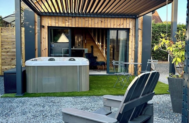 Cosy escape in a small chalet 🏠 with outdoor jacuzzi!