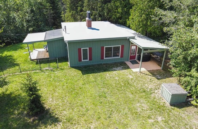 River Camp Retreat, Sublime 3-bedroom River Front Cottage in Traverse City