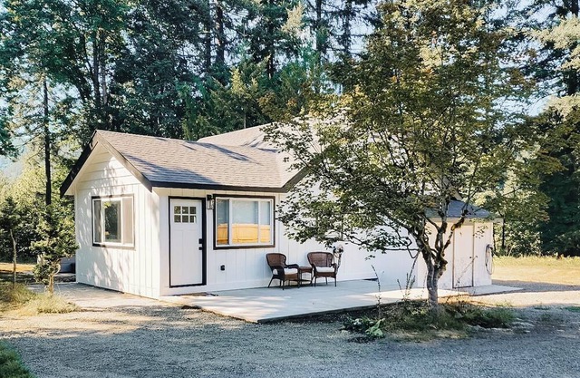 The Brightwood Hilton house, hot tub, 3 bedrooms. Sleeps 6