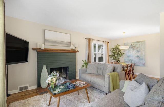 Safe and Cozy North Everett Charming OASIS - Centrally Located