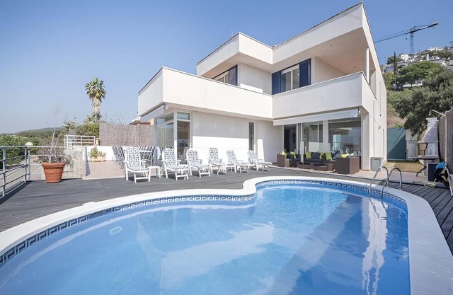 Villa Med. 8-minute walk to Sitges beaches. Up to 18 guests. Views & Relaxation