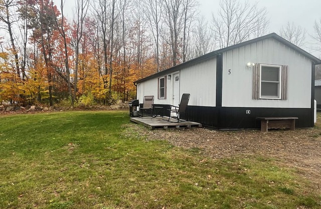 Cozy 1-bedroom cabin in charming Brushton NY