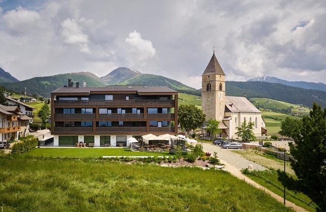 Apartment 'Mountain Lodge Margit' with Private Terrace, Shared Garden and Wi-Fi