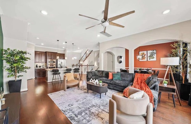 Luxe King 5BR Retreat with Fire Pit and near Energy Corridor