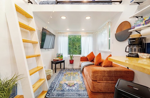 Unique Tiny Home ~ 4min to Springs w/Grill & Firepit