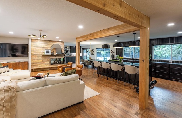 Cozy Luxe 4 Bedroom Home: Fireplace, Gym, Office, Fire Pit