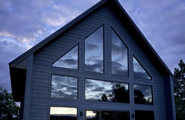 Fabulous chalet next to Christie Mountain ski area with SPA shower!