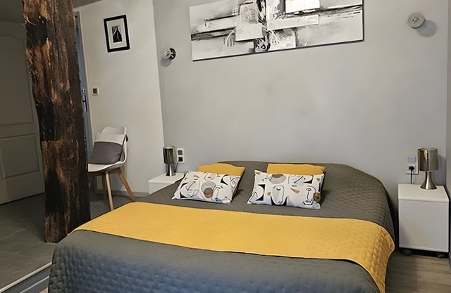 Family Guest Room Near Futuroscope – Breakfast Included, Shared Pool