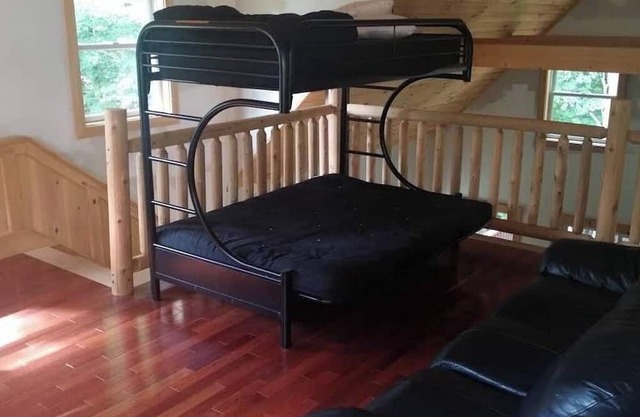 Enchanting pet-friendly and private cabin with cozy pellet fireplace